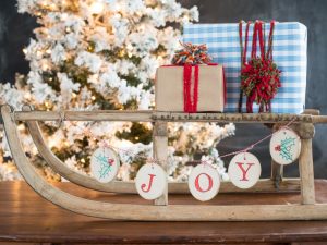 25 Fun Christmas Decor Ideas - Woodsy Banner