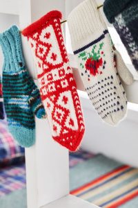 25 Fun Christmas Decor Ideas - Mitten Garland